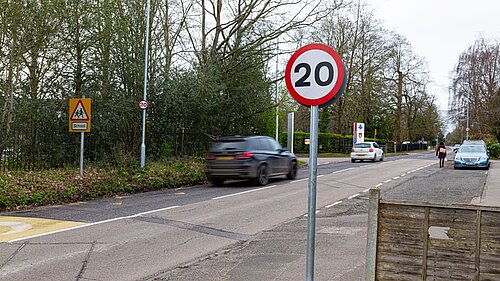 Sevenoaks 20mph sign in front of school